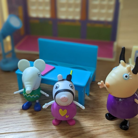 SOLD - Peppa Pig School house - Picture 2 of 8